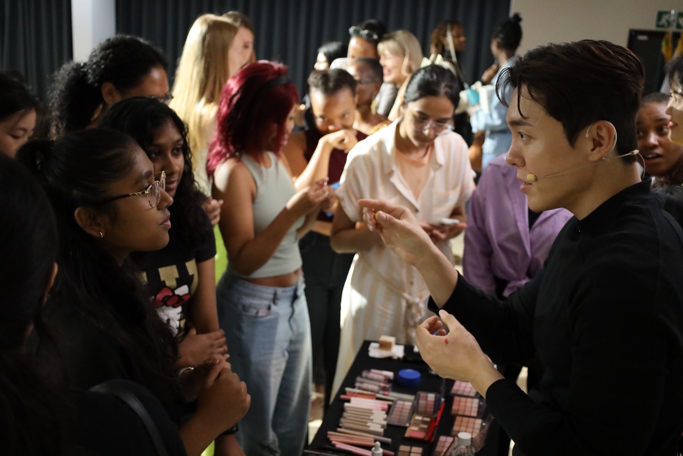 A person giving a presentation to a group of people
Description automatically generated