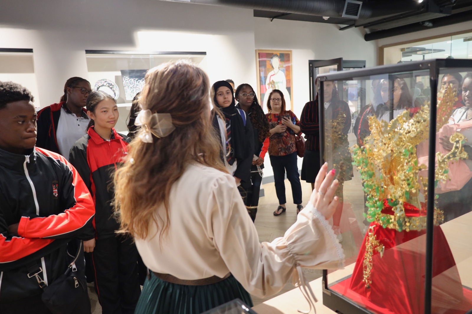 A group of people looking at a display

Description automatically generated