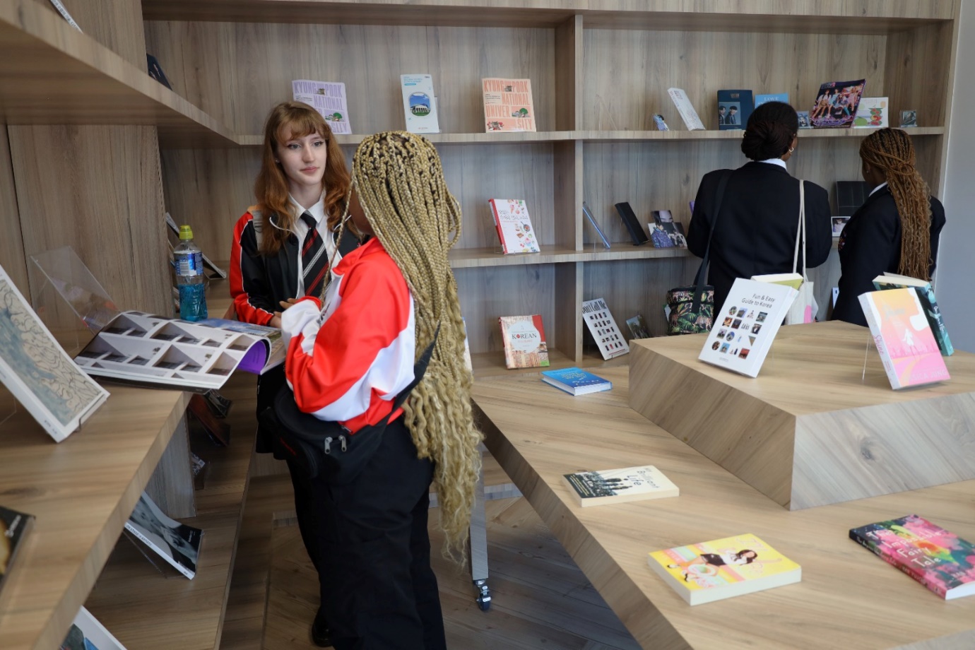 A person standing in a library

Description automatically generated