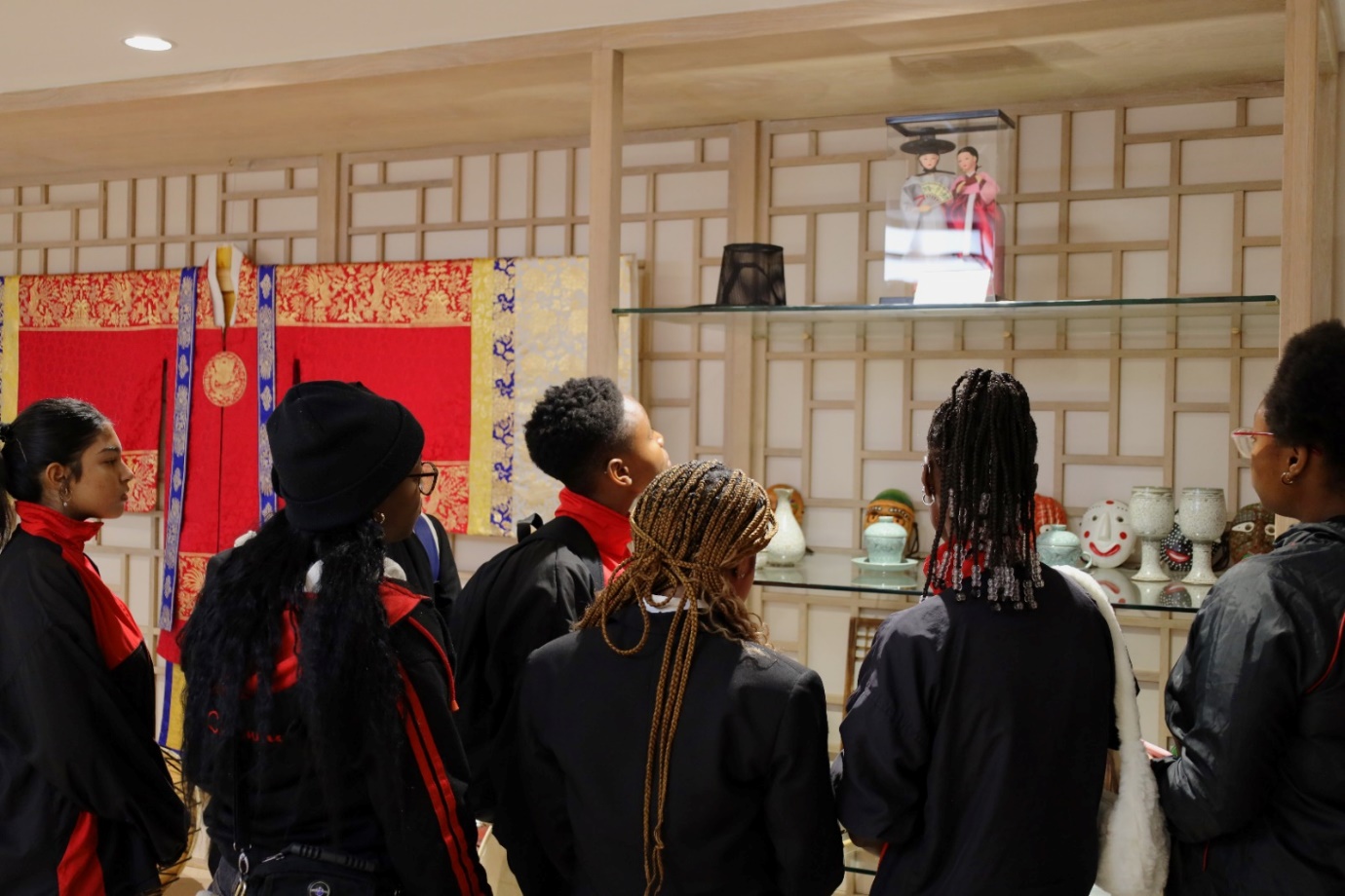 A group of people looking at a display

Description automatically generated