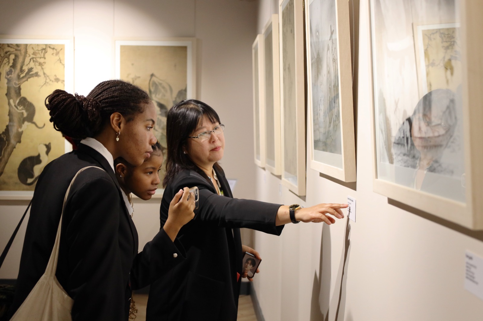 A group of women looking at a piece of art

Description automatically generated