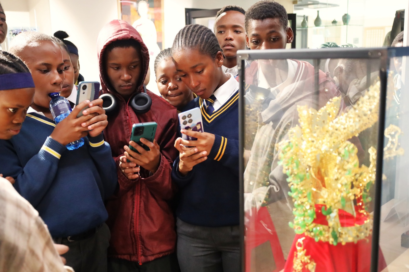 A group of people looking at their phones

AI-generated content may be incorrect.