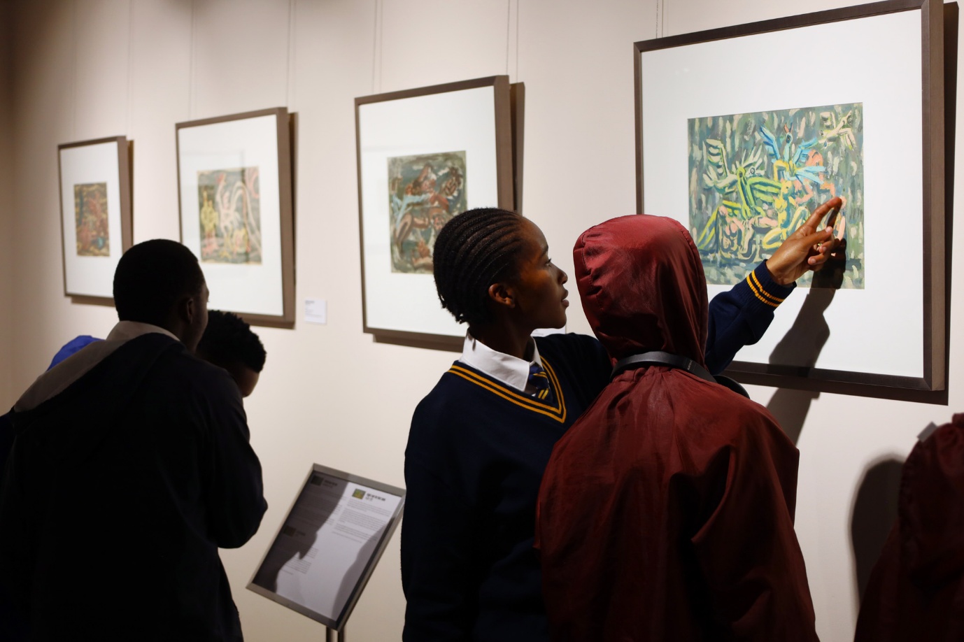 A group of people looking at paintings

AI-generated content may be incorrect.