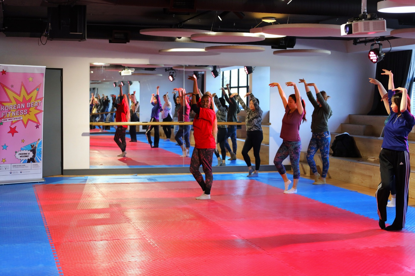 A group of people in a gym
AI-generated content may be incorrect.