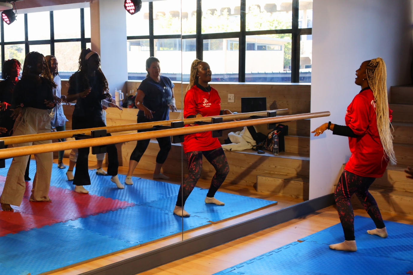 A group of people in a gym
AI-generated content may be incorrect.