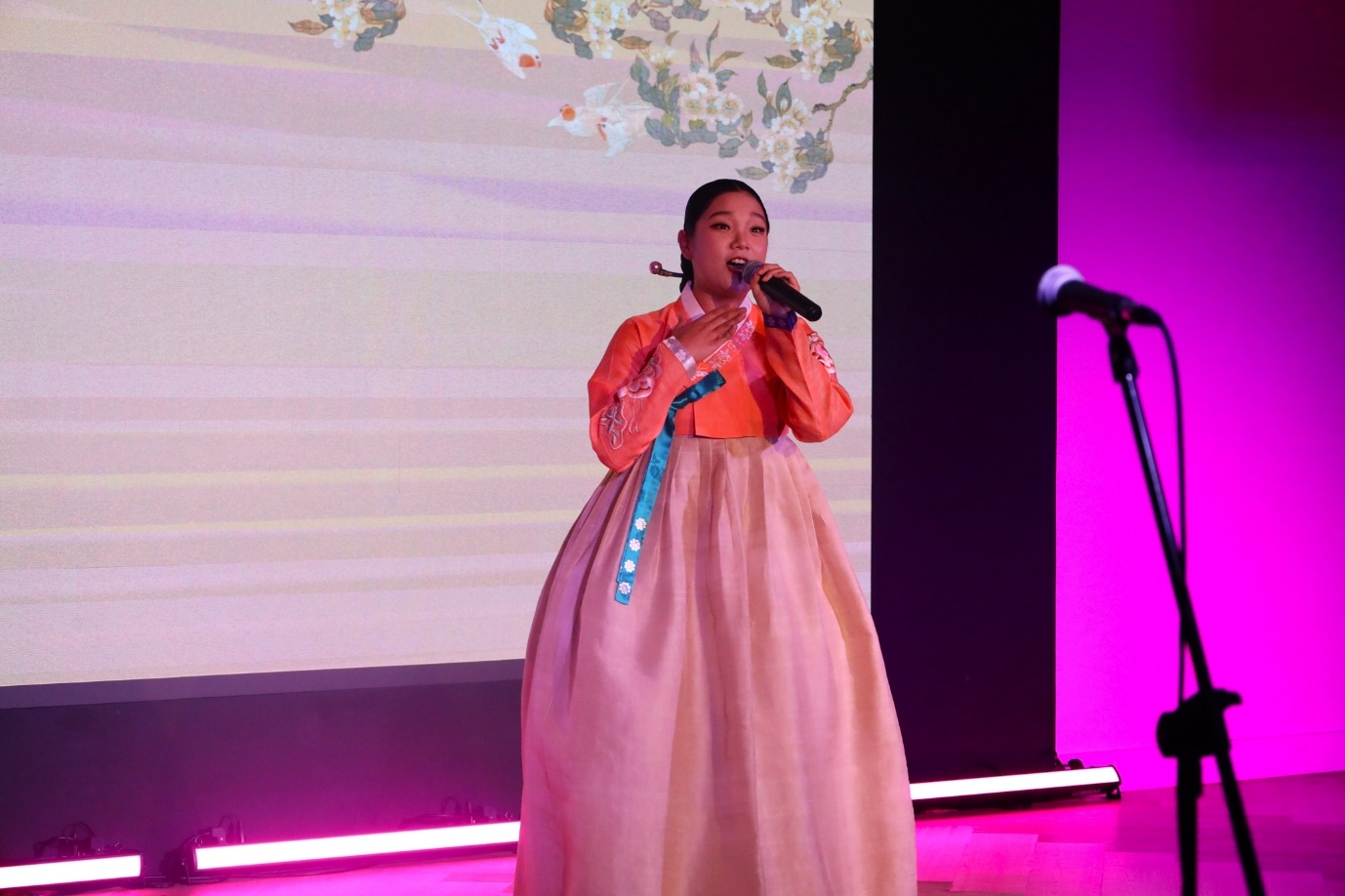 A person singing into a microphone
AI-generated content may be incorrect.