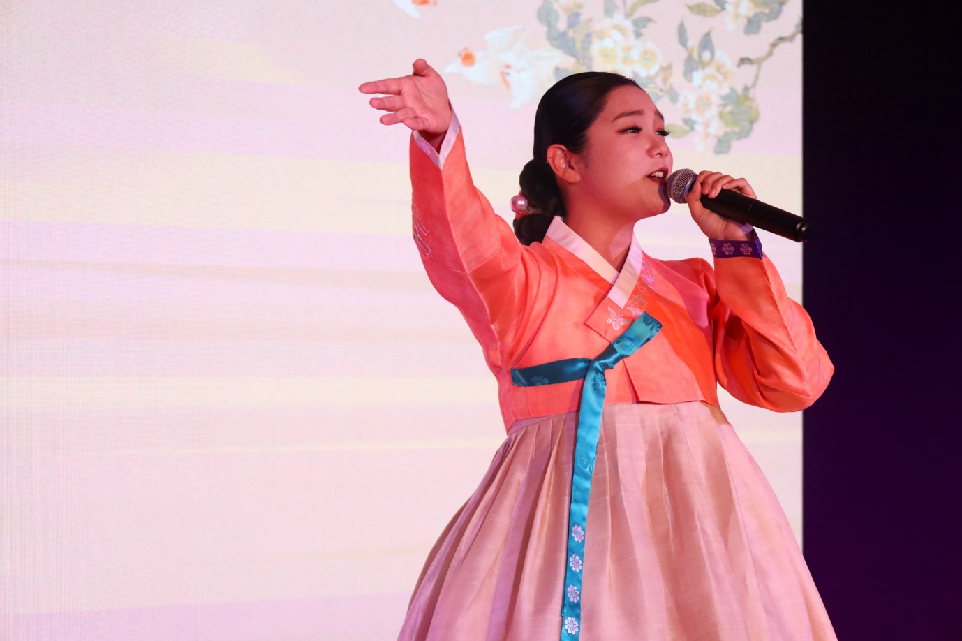 A person singing into a microphone
AI-generated content may be incorrect.