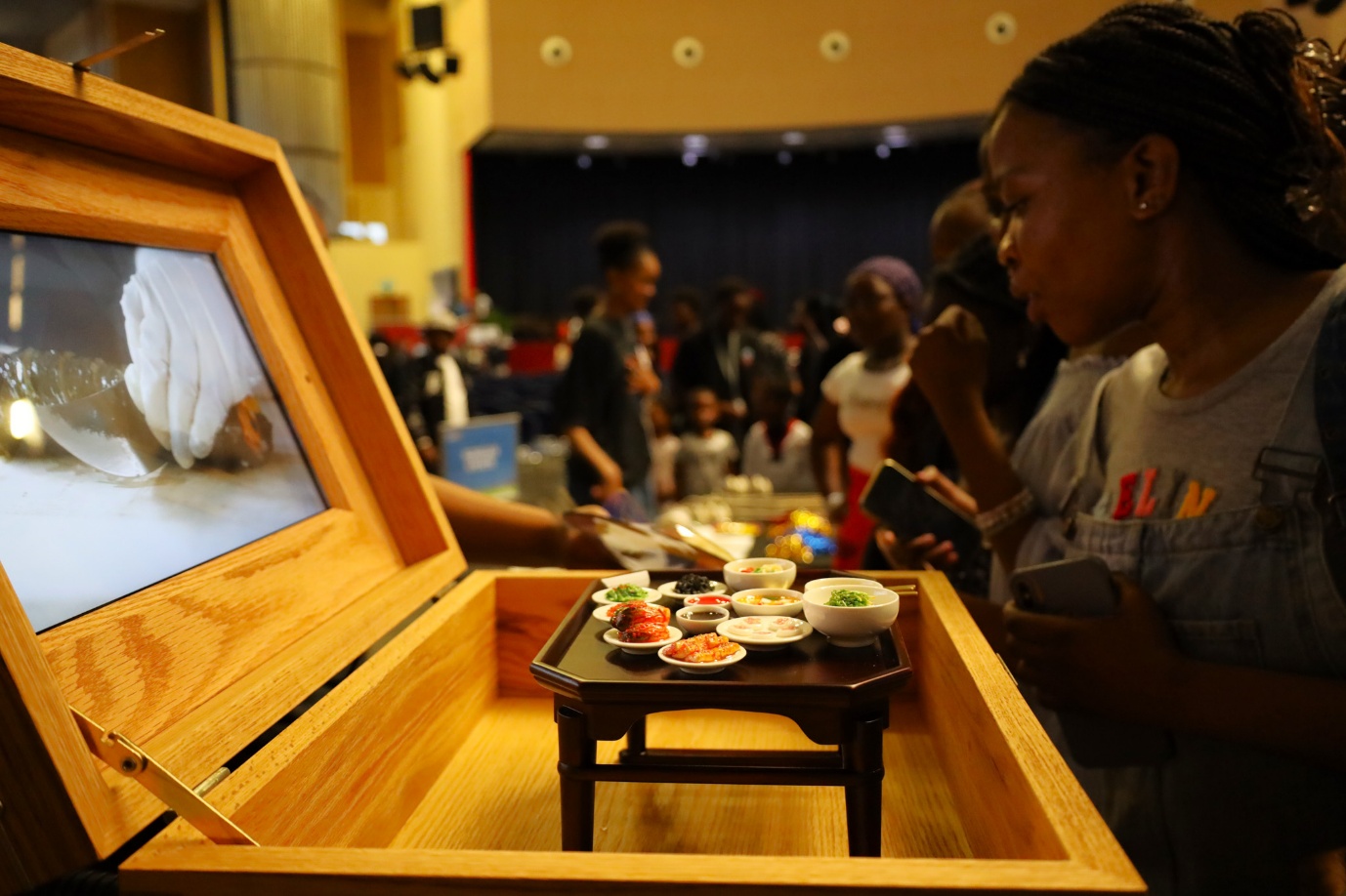 A person looking at a small table with food on it
AI-generated content may be incorrect.