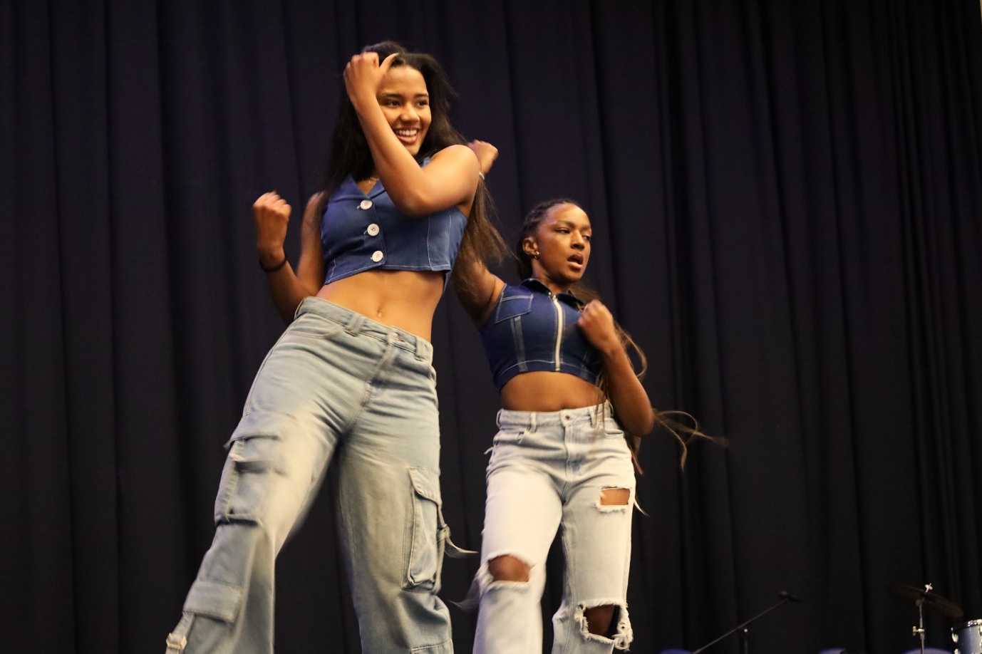 Two women dancing on a stage
AI-generated content may be incorrect.