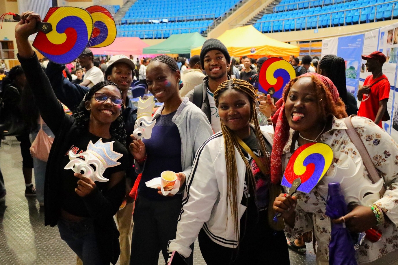 A group of people holding lollipops
AI-generated content may be incorrect.