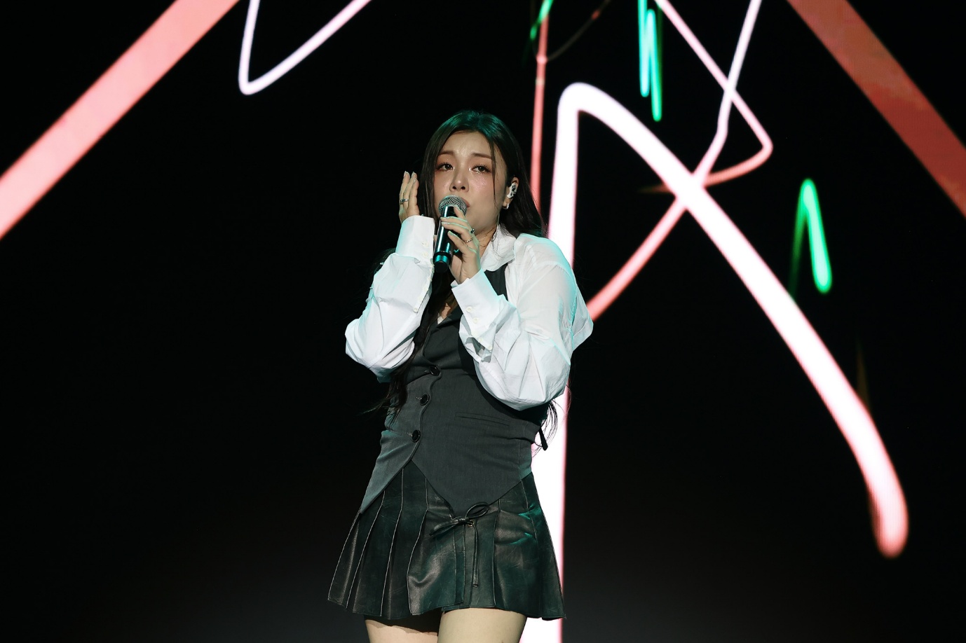 A person singing into a microphone

AI-generated content may be incorrect.