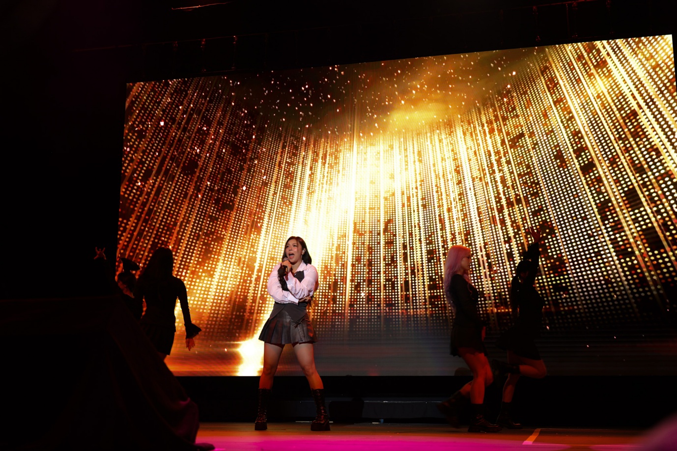 A person singing on stage

AI-generated content may be incorrect.