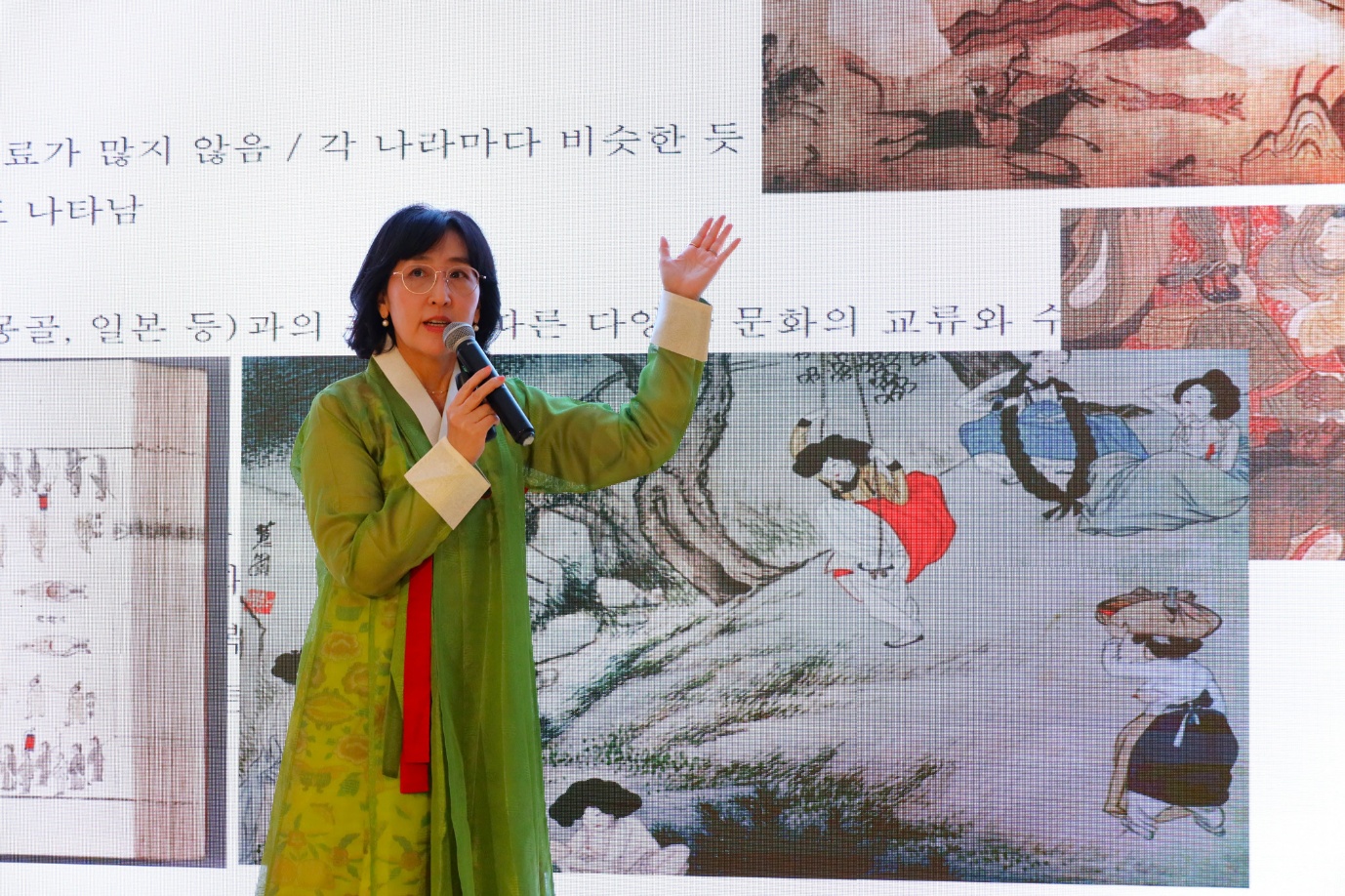 A person speaking into a microphone
AI-generated content may be incorrect.