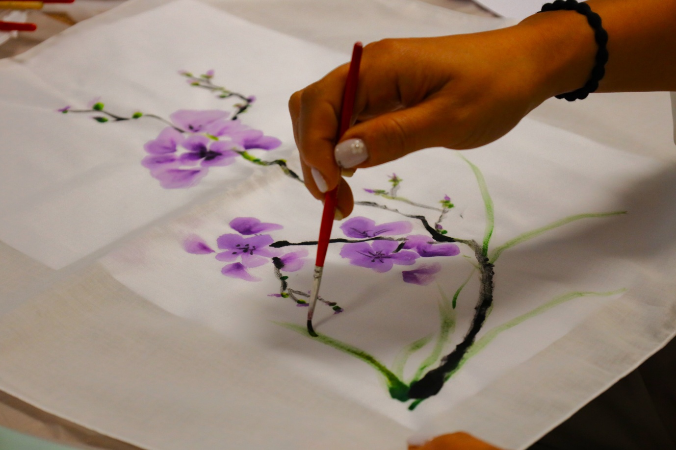 A person painting a flower
AI-generated content may be incorrect.