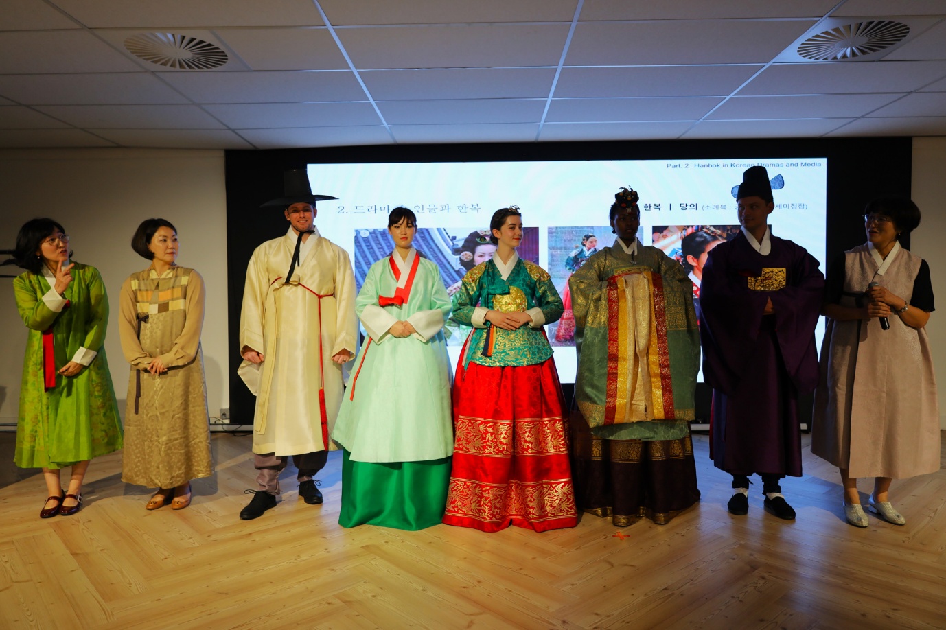 A group of people in clothing
AI-generated content may be incorrect.