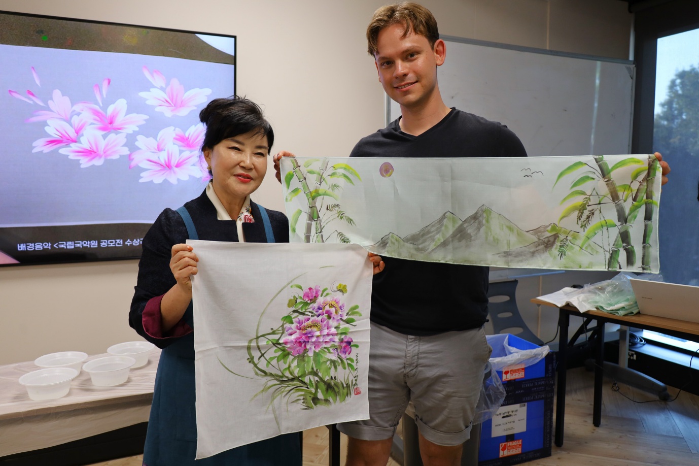 A person and person holding a piece of paper
AI-generated content may be incorrect.