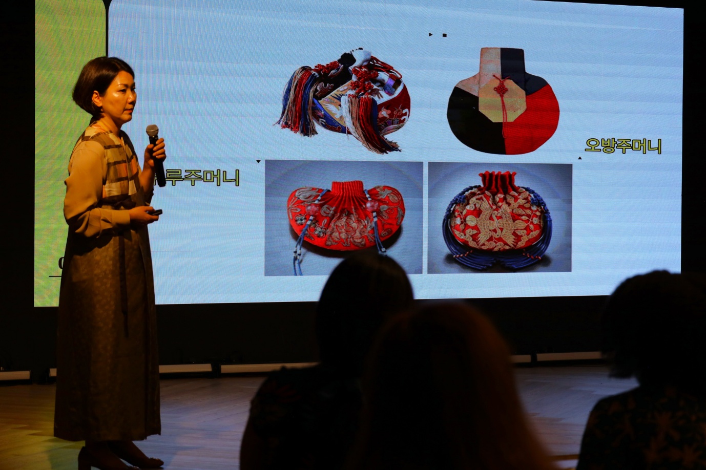 A person standing in front of a large screen
AI-generated content may be incorrect.