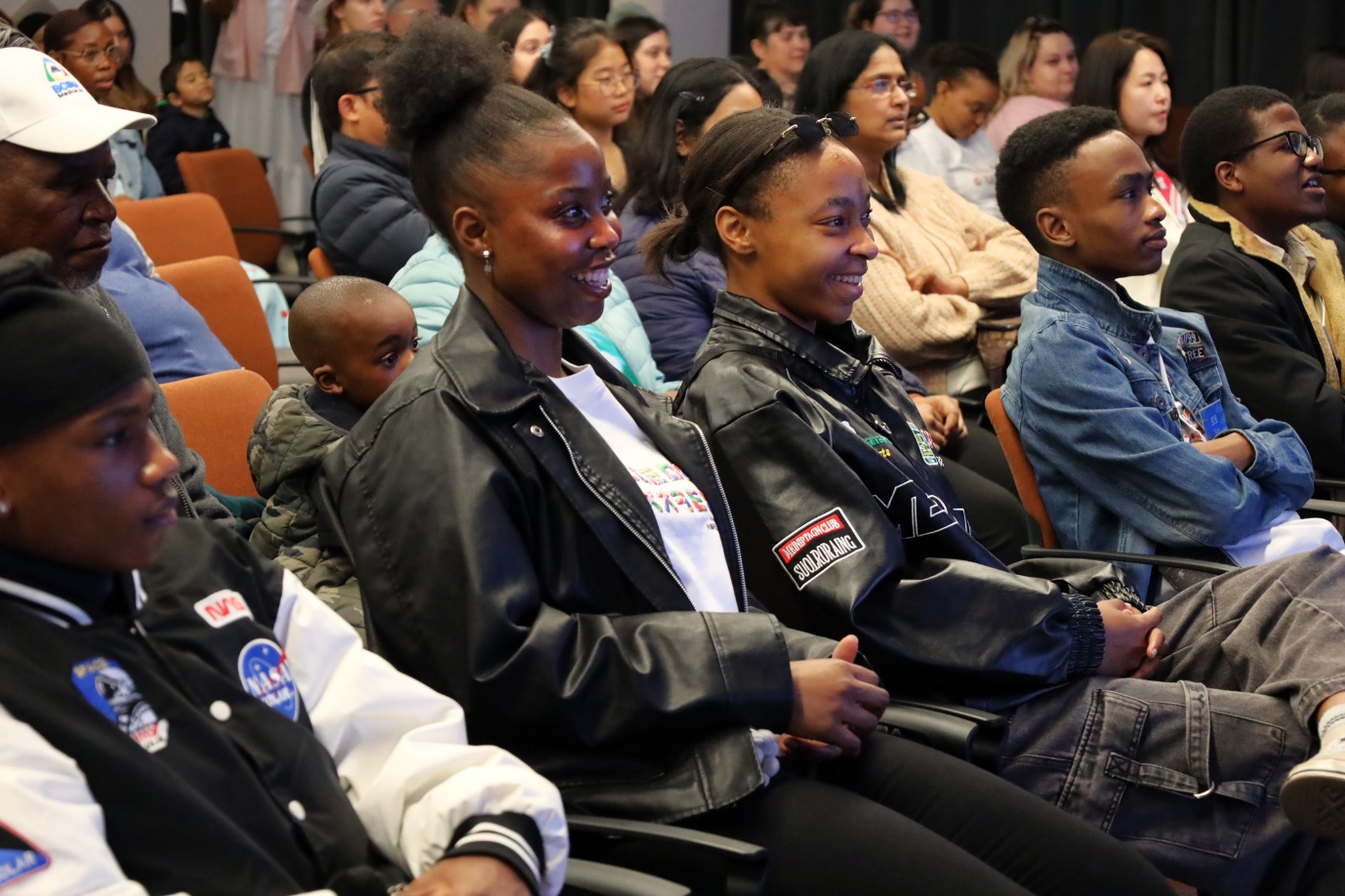 A group of people sitting in chairs

AI-generated content may be incorrect.