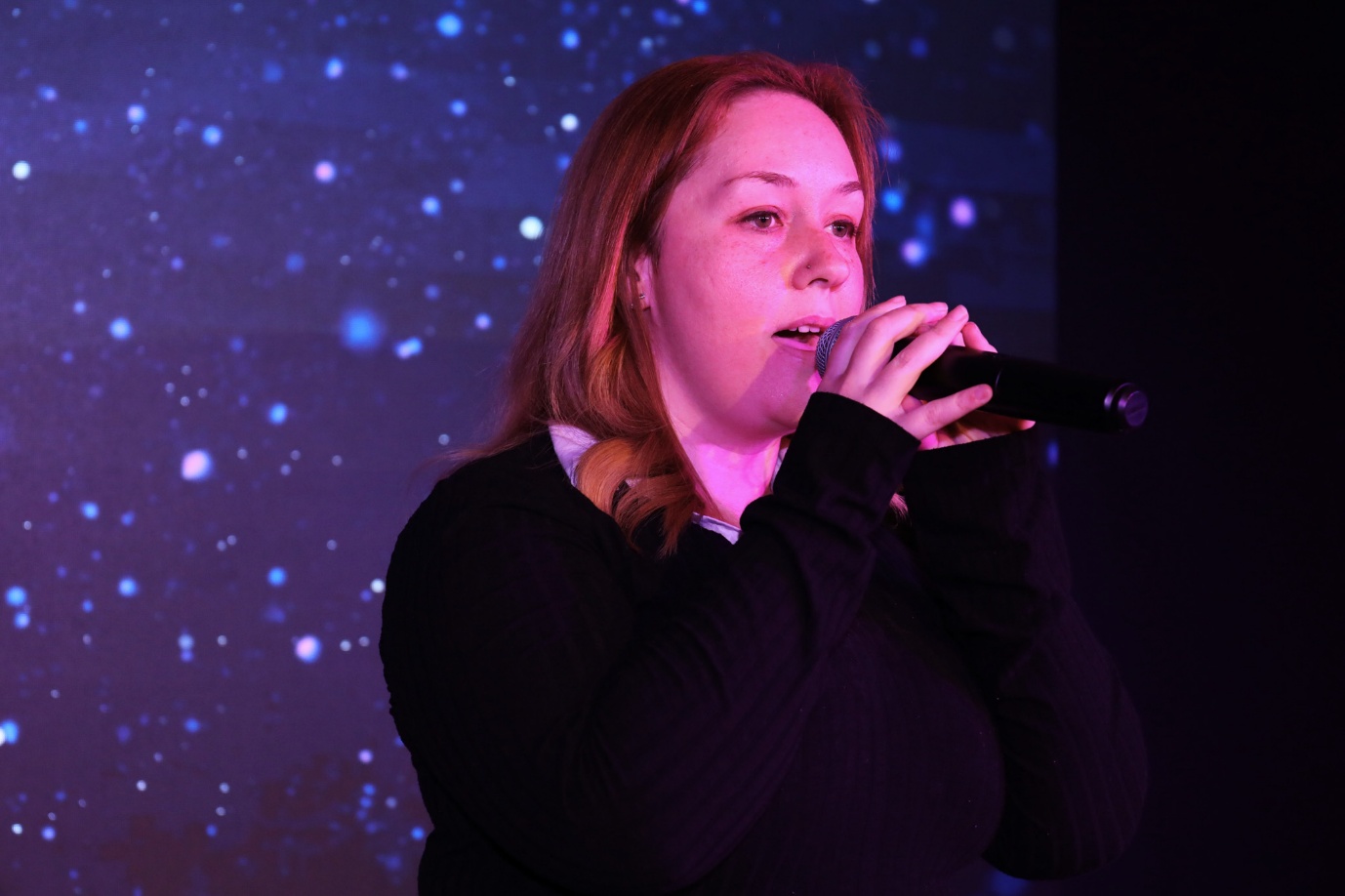 A person singing into a microphone

AI-generated content may be incorrect.