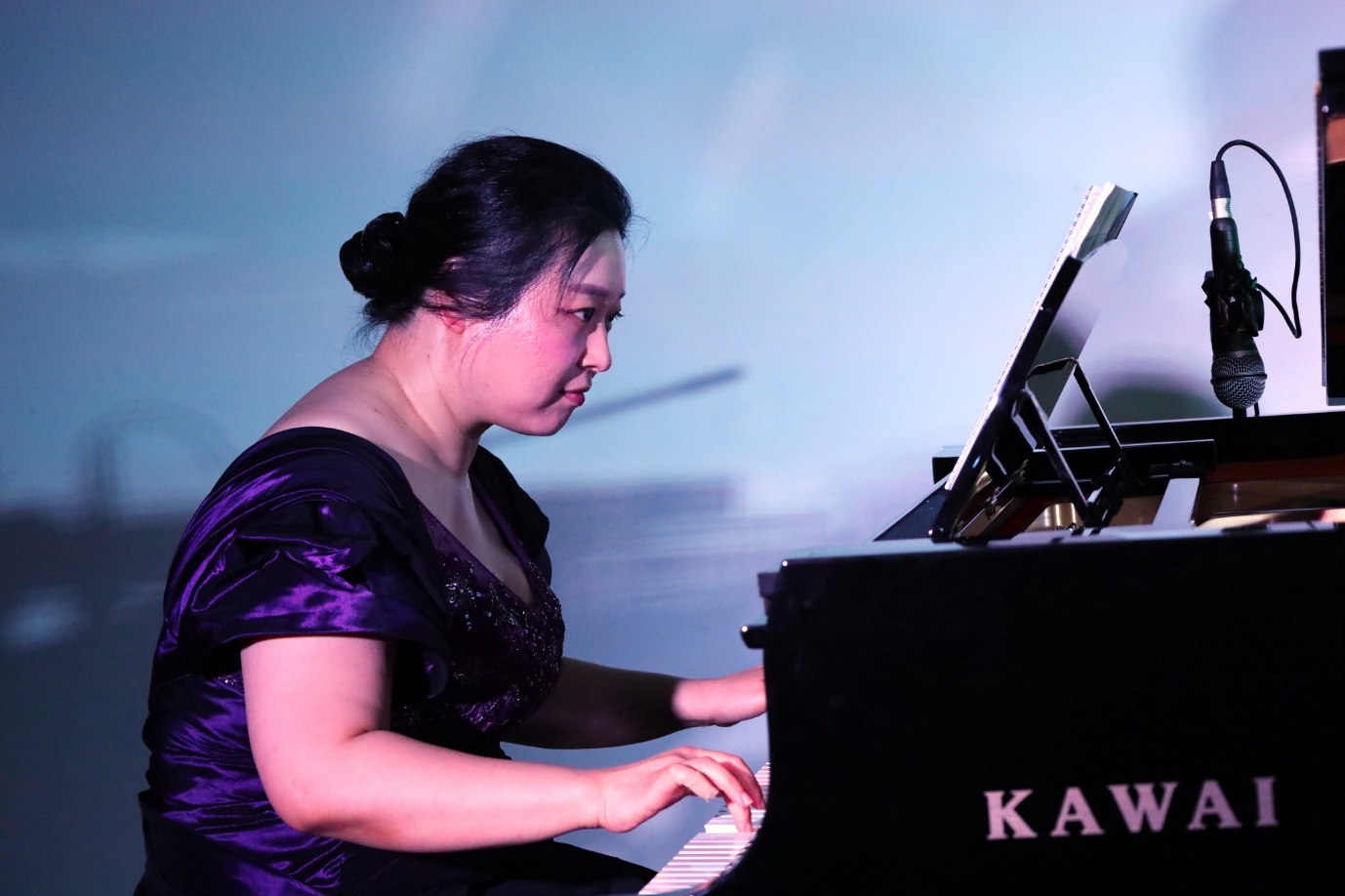 A person playing a piano

AI-generated content may be incorrect.