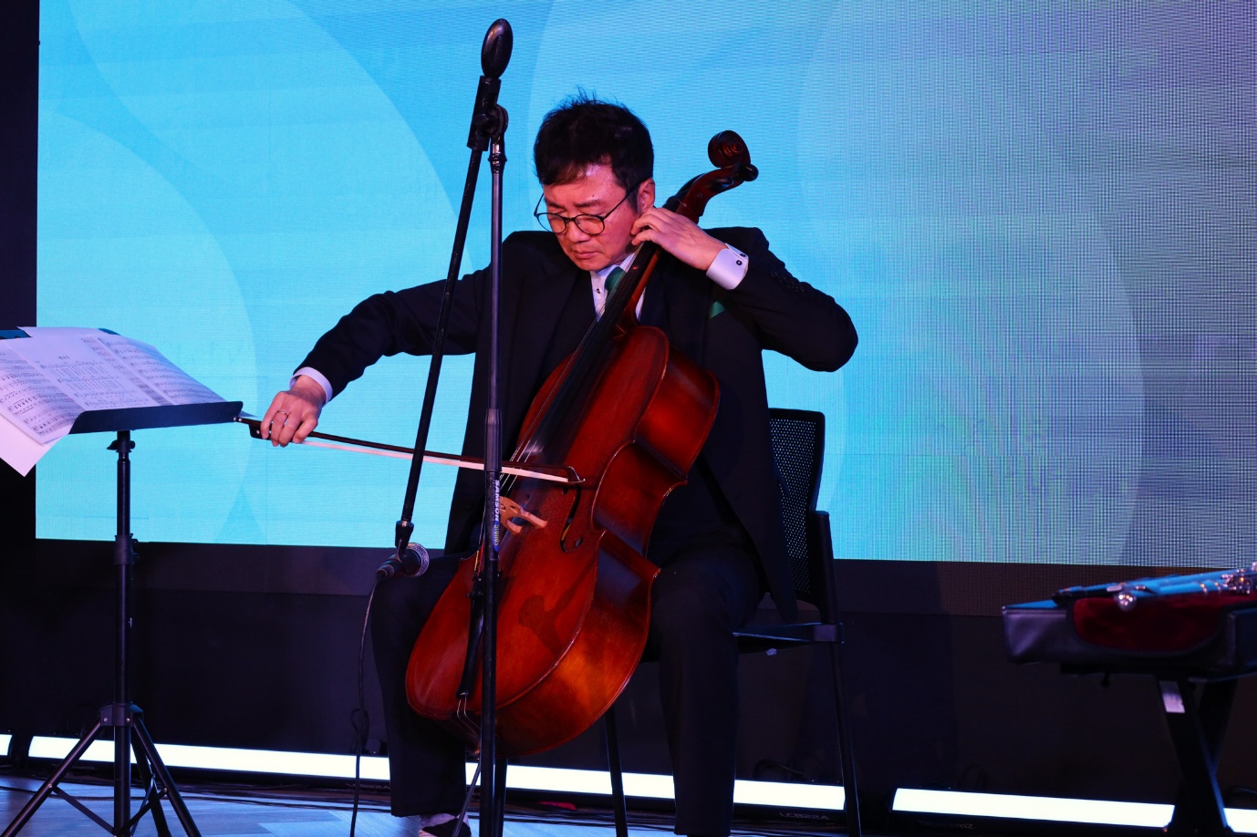 A person playing a cello

AI-generated content may be incorrect.