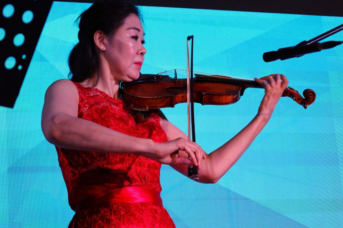 A person playing a violin

AI-generated content may be incorrect.