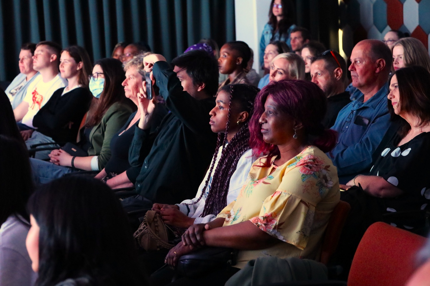 A group of people sitting in a room

AI-generated content may be incorrect.