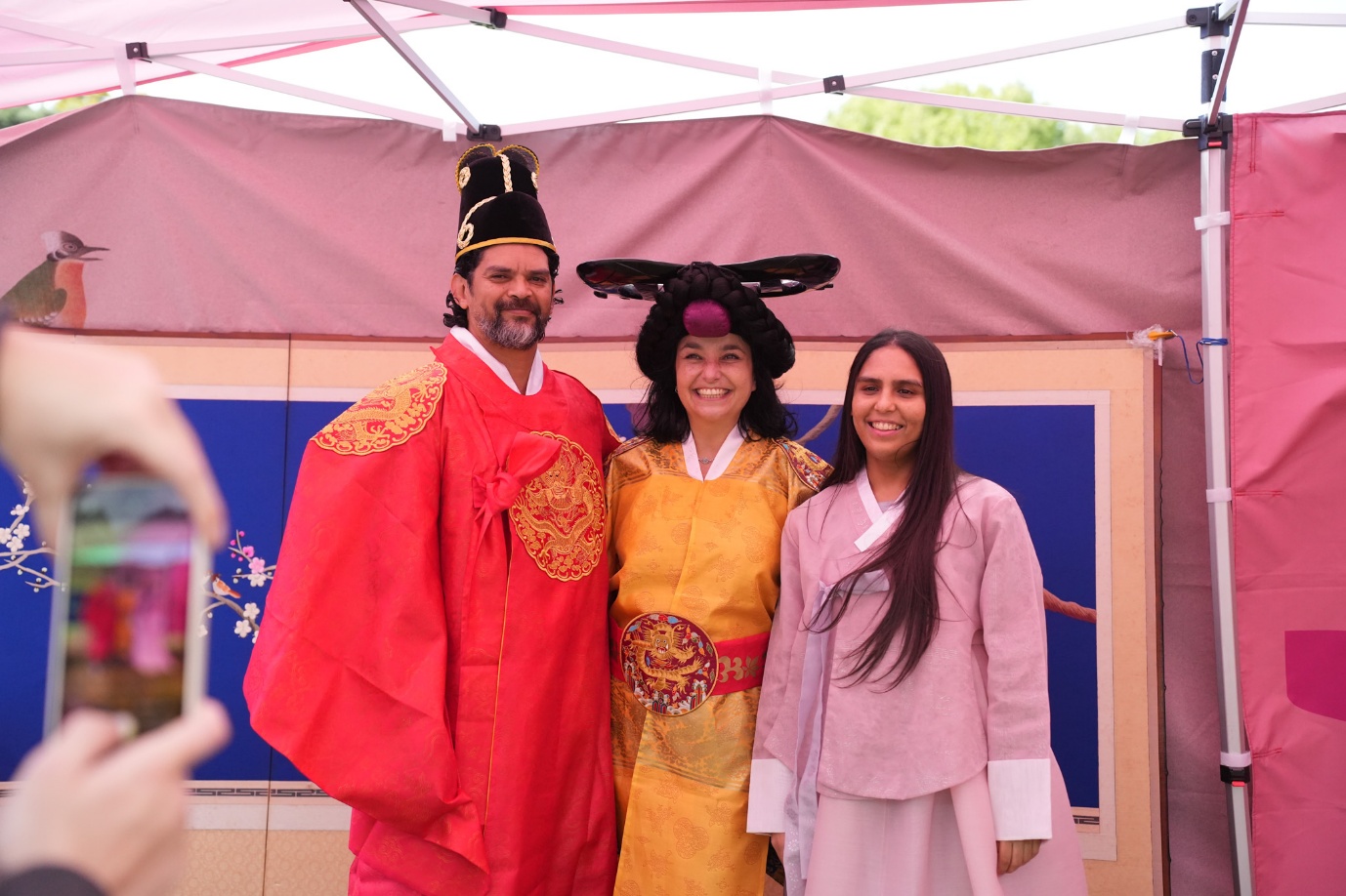 A group of people posing for a photo

AI-generated content may be incorrect.