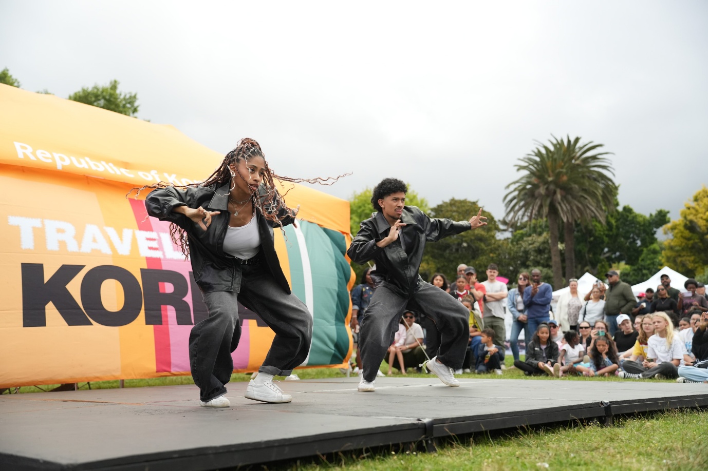 A group of people dancing on a stage

AI-generated content may be incorrect.