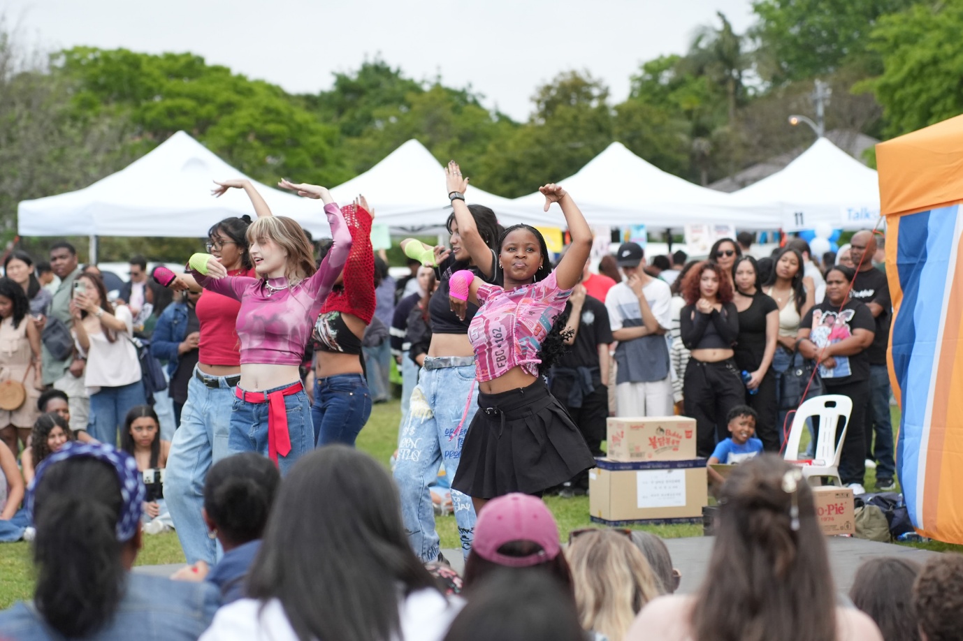A group of people dancing in a crowd

AI-generated content may be incorrect.