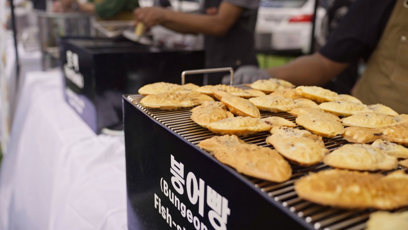 A grill with food on it

AI-generated content may be incorrect.