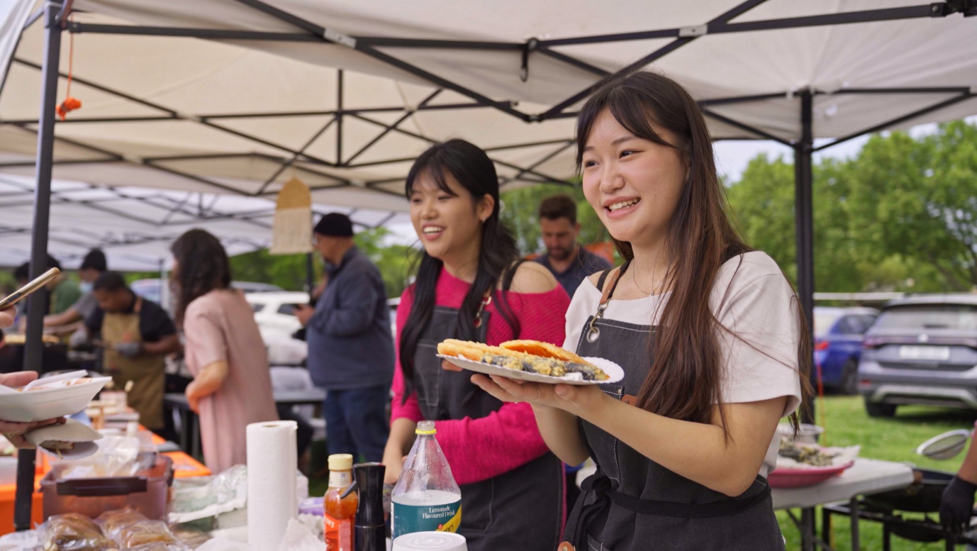 A person holding a plate of food

AI-generated content may be incorrect.