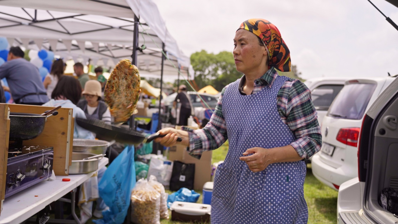 A person cooking food at a market

AI-generated content may be incorrect.