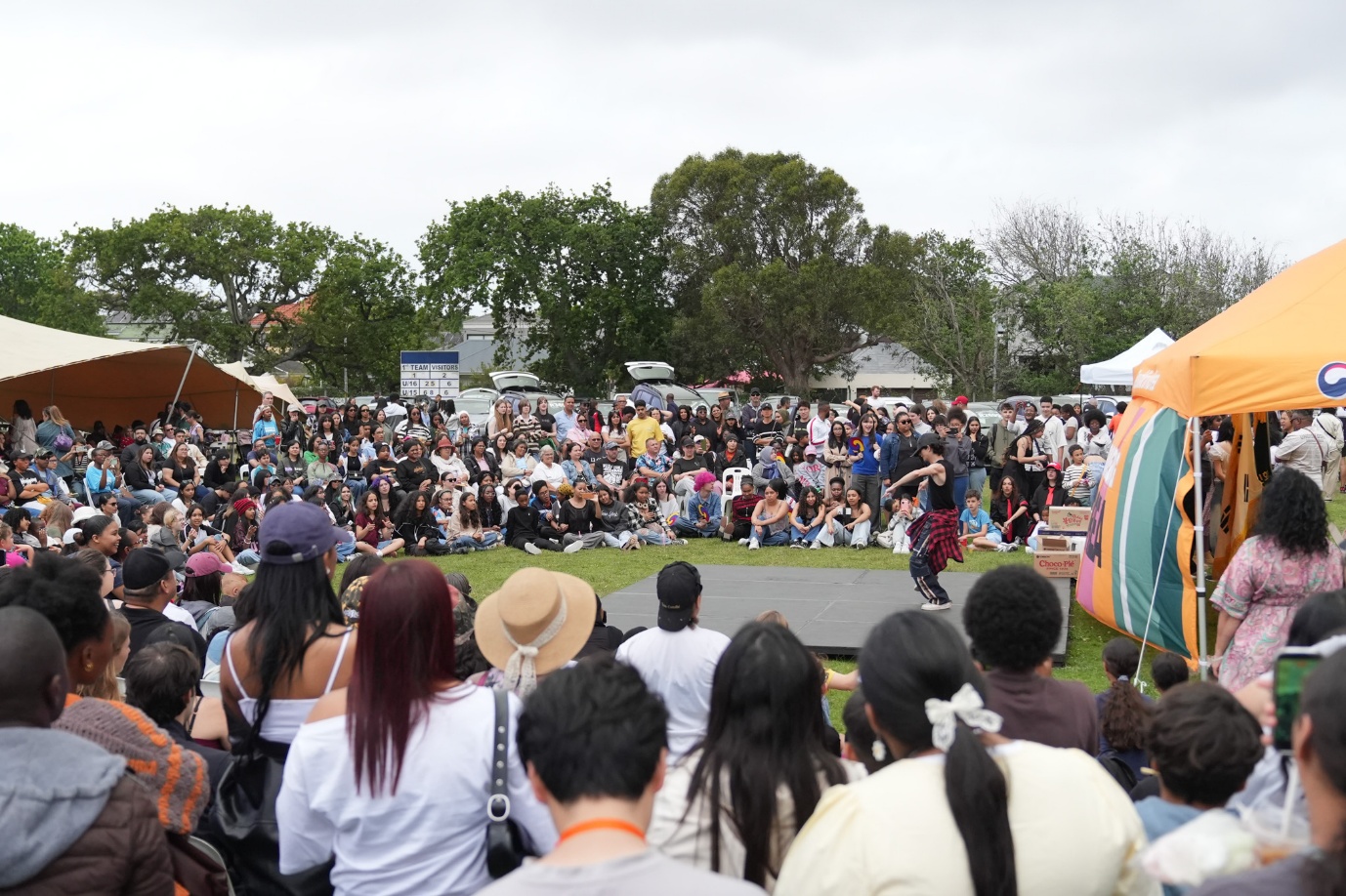 A crowd of people watching a person performing a performance

AI-generated content may be incorrect.