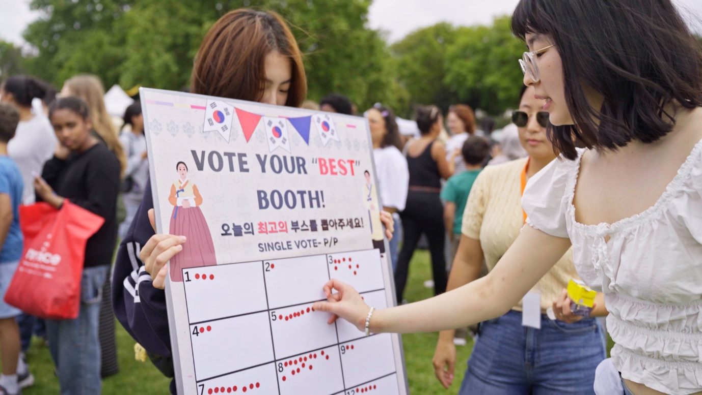 A person holding a sign

AI-generated content may be incorrect.