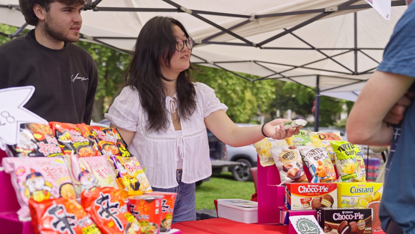 A person standing next to a table with food

AI-generated content may be incorrect.