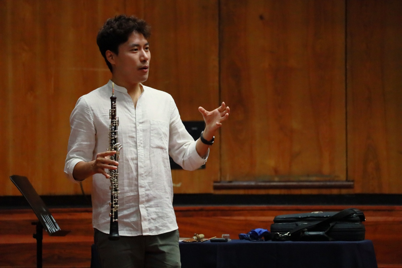 A person holding a flute

AI-generated content may be incorrect.