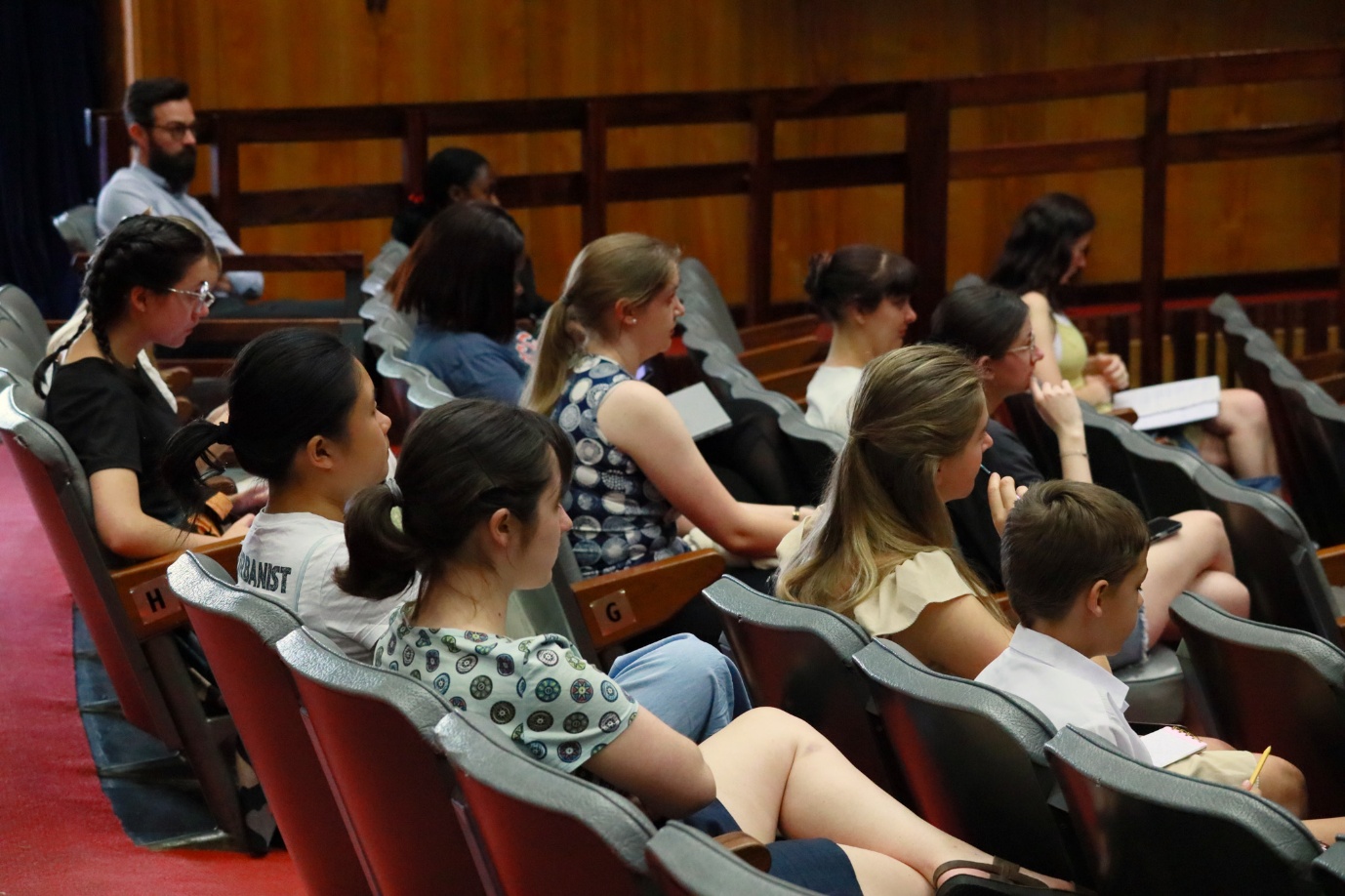 A group of people sitting in a lecture hall

AI-generated content may be incorrect.