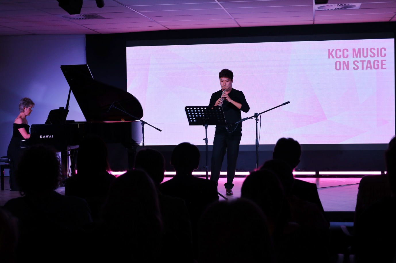 A person playing a flute in front of a crowd

AI-generated content may be incorrect.