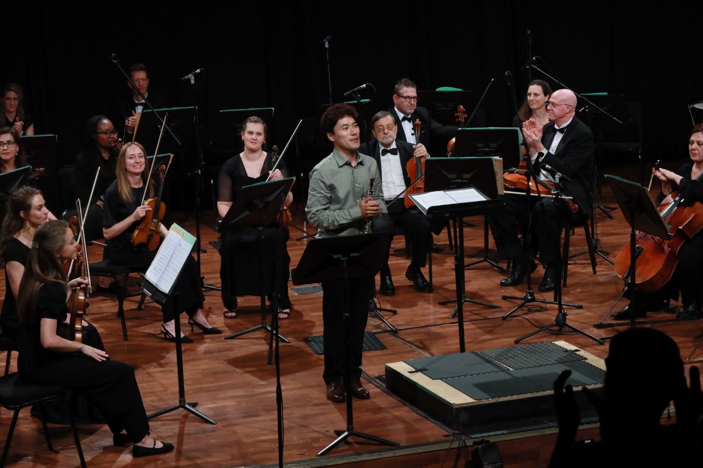 A group of people performing on stage

AI-generated content may be incorrect.