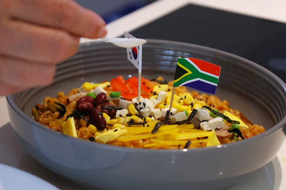 한국 라면에 더해진 남아공의 맛…주남아공한국문화원 K-누들 요리대회 개최